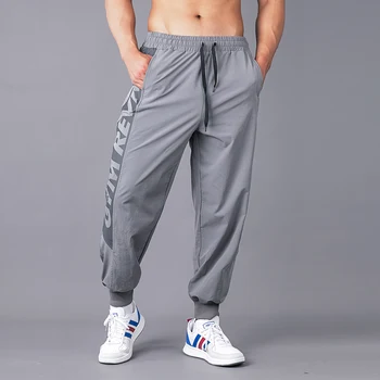 Модерен мъжки нови спортни панталони в европейския и американския стил, разтеглив, за фитнес, за джогинг, за обучения, свободни крачета с писмото принтом