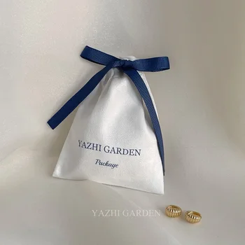 50 бр., бял фланелен торбички с логото на поръчка, чанти с лък и синя панделка за Опаковане на бижута, чанта за шиене, сватбен подарък, замшевая опаковка